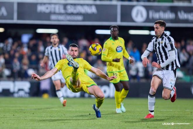 Pablo Vázquez golpea el balón en el Castellón-Dépor (FOTO: LALIGA).