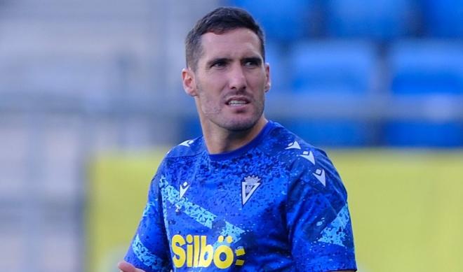 Joseba Zaldua calienta con el Cádiz CF (Foto: LALIGA).