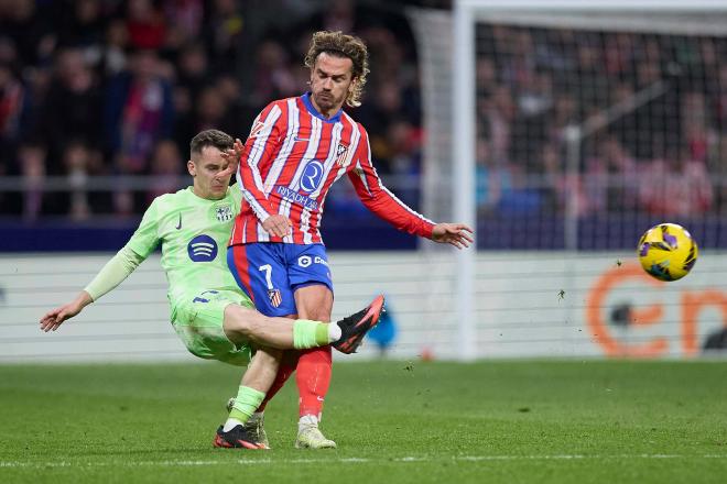 La entrada de Griezmann a Marc Casadó (Cordon Press)