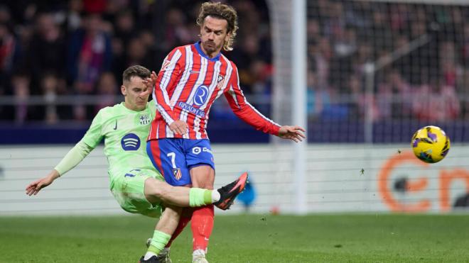 Marc Casadó en un choque con Griezmann (Cordon Press)