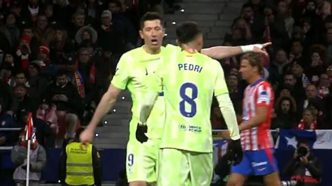 Robert Lewandowski y Pedri durante el partido ante el Atlético (Fuente: El Día Después)