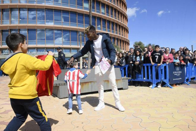 Nico Williams saluda a un niño athleticzale en Sevilla (Foto: Athletic Club).