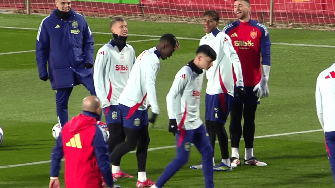 Lamine Yamal, Dani Olmo y Unai Simón riéndose durante el entrenamiento de la selección española