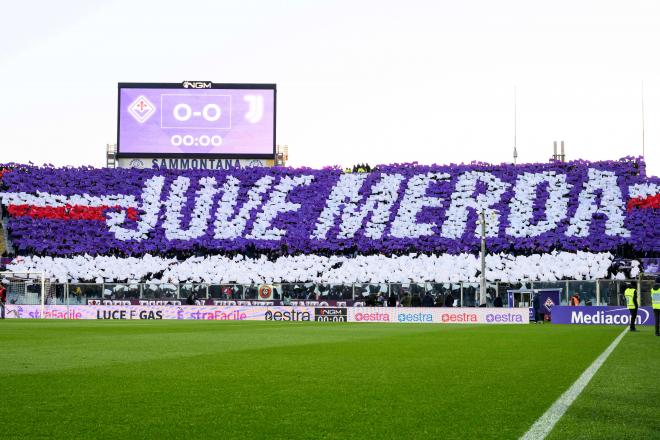 Cartel de la Fiorentina de 'Juve Merda' (FOTO: Cordón Press).