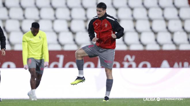 Lander Olaetxea calienta con el Sporting (Foto: LALIGA).