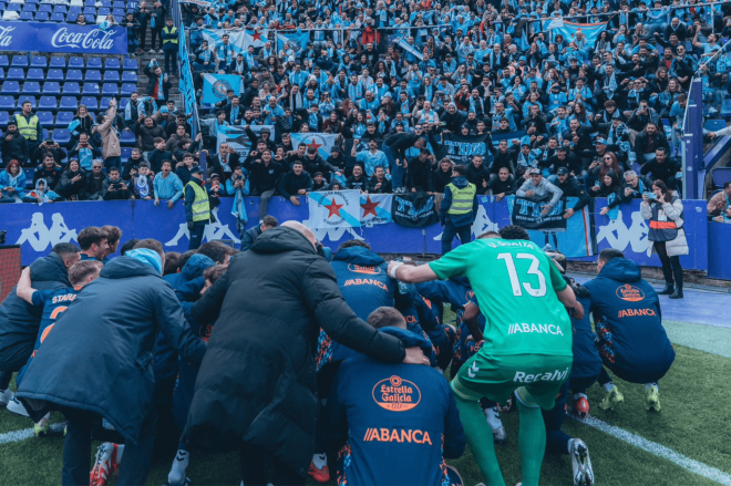 La plantilla celebra con la afición la victoria ante el Valladolid (Foto: RC Celta).