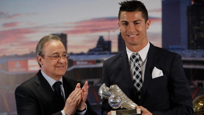 Florentino Pérez aplaude a Cristiano Ronaldo en su etapa en el Real Madrid (Foto: Cordon Press)