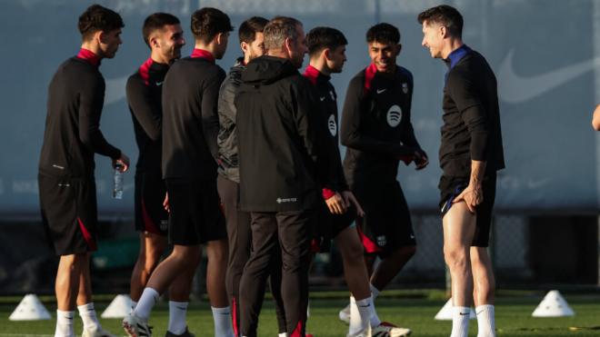 Jugadores del FC Barcelona y Hansi Flick en el entrenamiento (Europa Press)