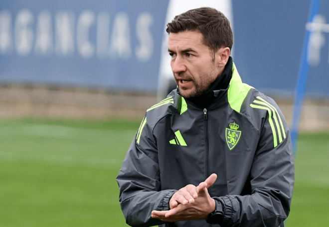 Gabi Fernández dirige un entrenamiento con el equipo blanquillo. (Foto: Real Zaragoza)