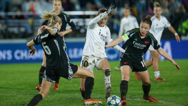 Caroline Weir peleando un balón ante el Arsenal (Fuente: EFE)