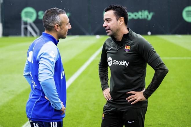 Santi Cazorla y Xavi Hernández se saludan en un entrenamiento del Barça.