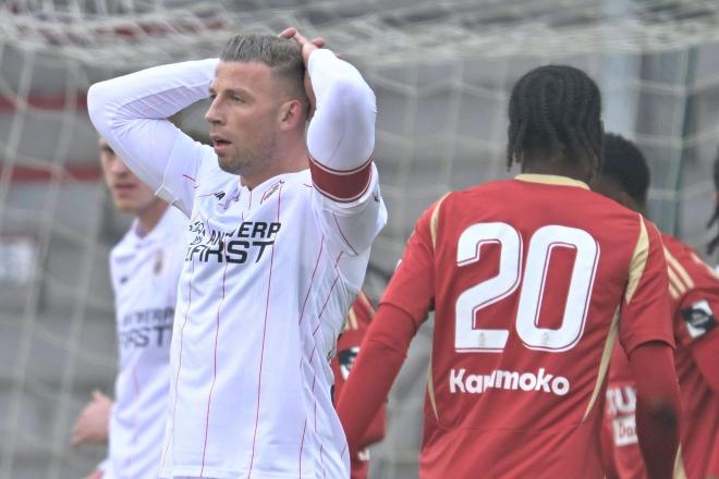 Toby Alderweireld se lamenta durante el Standard de Lieja-Royal Antwerp (Foto: Cordon Press).