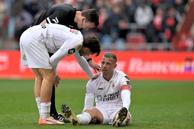 Toby Alderweireld se lamenta por su lesión en el Standard de Lieja-Royal Antwerp (Foto: Cordon Pre