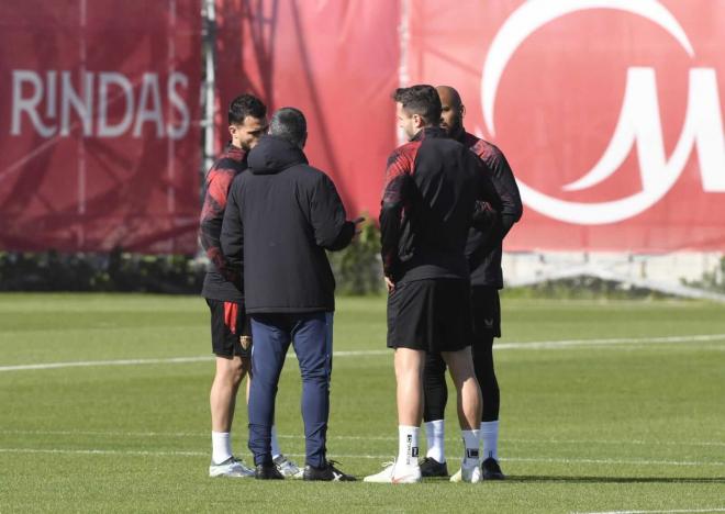 La charla de García Pimienta con Saúl, Marcao y Suso (Foto: Kiko Hurtado).