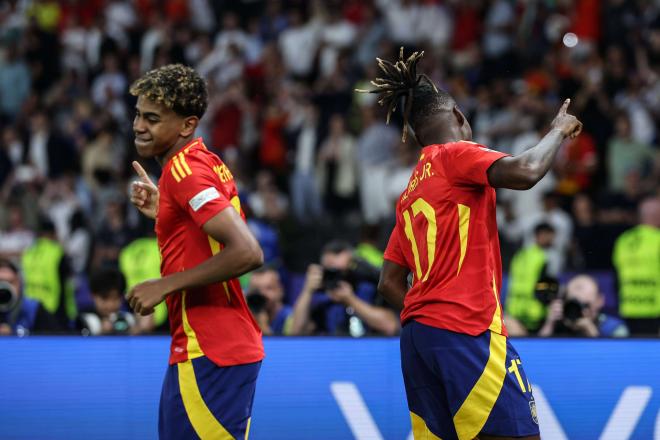 Nico Williams bailando junto a Lamine Yamal en la Eurocopa (Cordon Press)