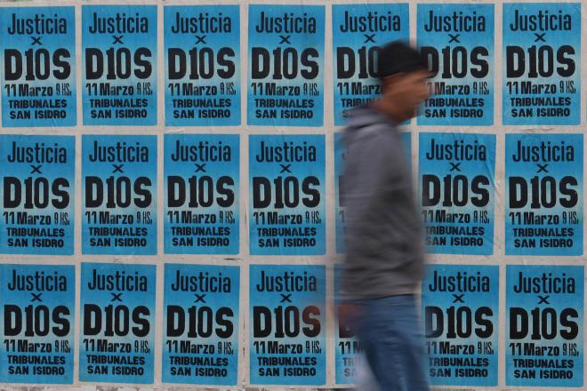 Carteles pidiendo justicia por la muerte de Maradona (EFE)