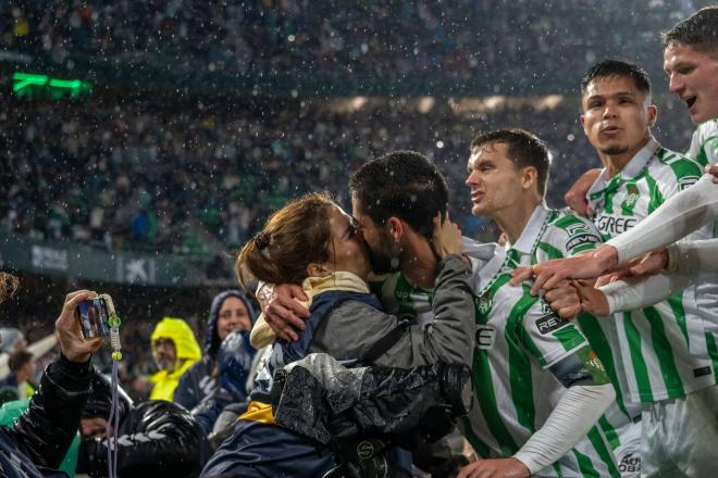 El beso de Isco y Sara Sálamo en el Real Betis - Madrid (Foto: CordonPress).