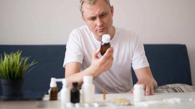 Hombre leyendo el etiquetado de un medicamento (Foto: Freepik)