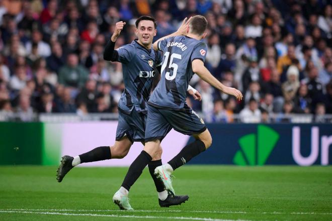 Pedro Díaz celebra su gol en el Santiago Bernabéu. (Foto: Cordon Press)