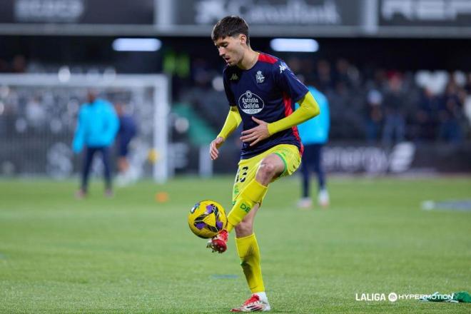 Rafa Obrador calienta antes del Castellón-Deportivo (Foto: LALIGA).