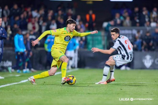 Rafa Obrador encara a un defensa en el Castellón-Deportivo (Foto: LALIGA).