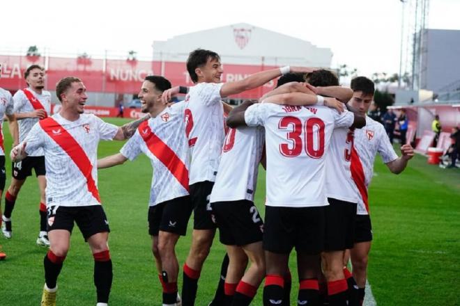 Los jugadores del Sevilla Atlético celebran uno de sus goles al Alcoyano (Foto: SFC).