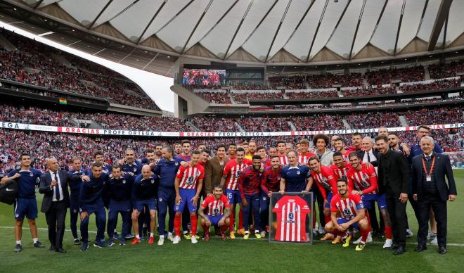 Homenaje al 'Profe' Ortega en el Metropolitano. (Foto: Atlético de Madrid)