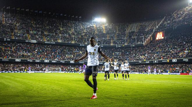 Sadiq, uno de los internacionales del Valencia CF, celebra un gol en Mestalla