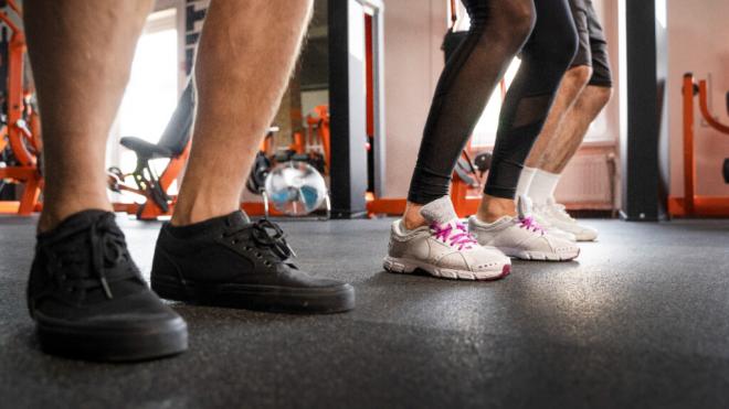 Personas en el gimnasio con diferentes calzados (Foto: Freepik)