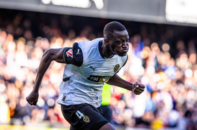 Mouctar Diakhaby celebra su último gol en Mestalla