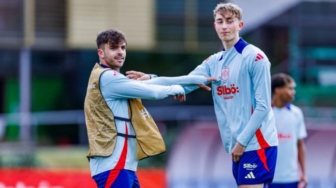 Raúl Asencio y Dean Huijsen en el entrenamiento con la Selección Española (X: @SEFutbol)