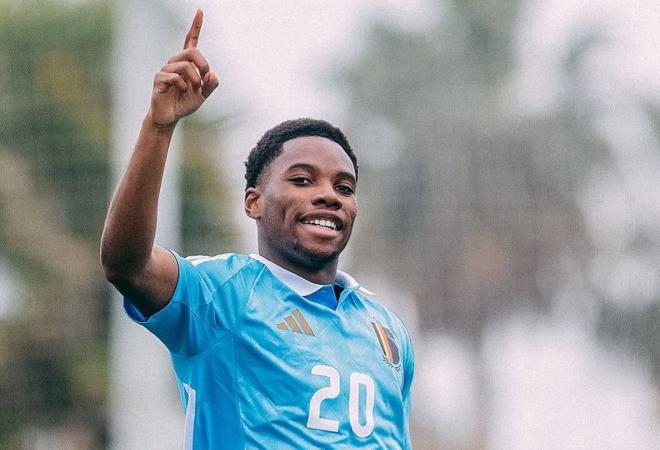 Idumbo Muzambo celebra su primer gol con Bélgica sub 21.