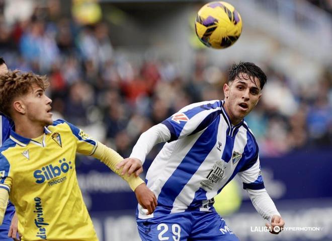 Izan Merino intenta controlar un balón durante el Málaga-Cádiz (Foto: LALIGA).