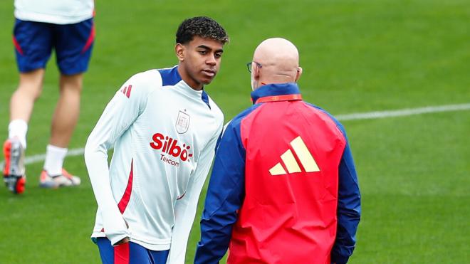 Lamine Yamal y Luis de la Fuente durante un entrenamiento de España (Europa Press)