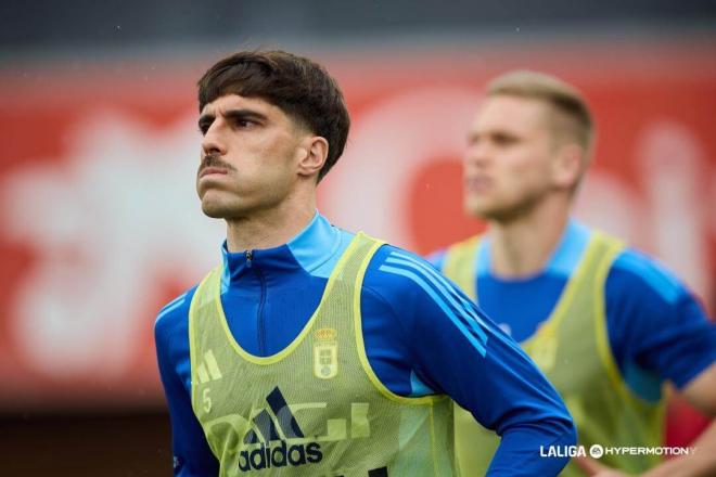 Nacho Vidal calienta antes de un partido del Real Oviedo (Foto: RO).