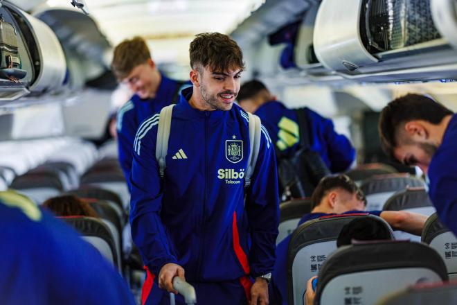 Raúl Asencio, en el viaje de España a los Países Bajos (Foto: @SeFutbol).