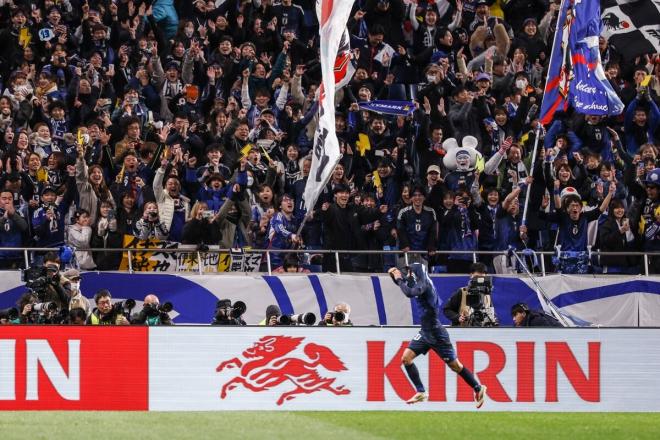 Take Kubo celebra su gol en el Japón-Baréin (Foto: EFE).