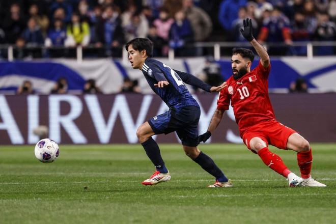 Take Kubo controla un balón en el Japón-Baréin (Foto: EFE).