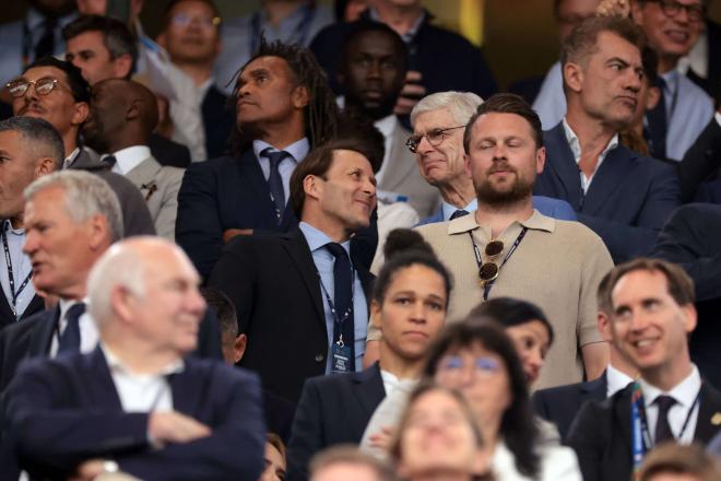 Gaizka Mendieta junto a Arsène Wenger. (Foto: Cordon Press)