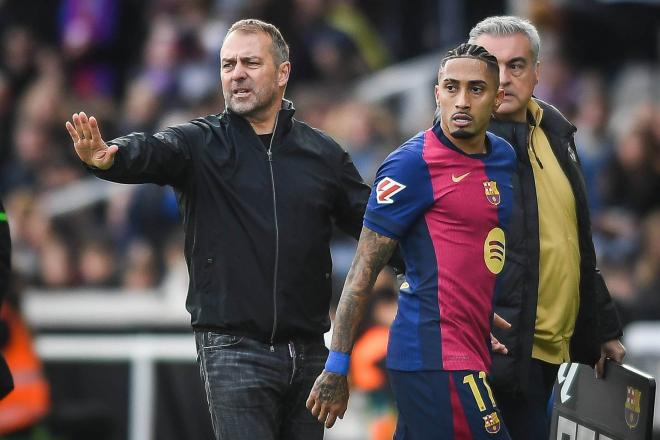 Hansi Flick y Raphinha, en un partido del FC Barcelona (Cordon Press)