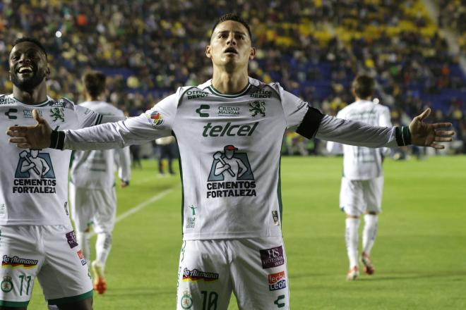 James Rodriguez celebra con León. (Foto: Cordon Press)