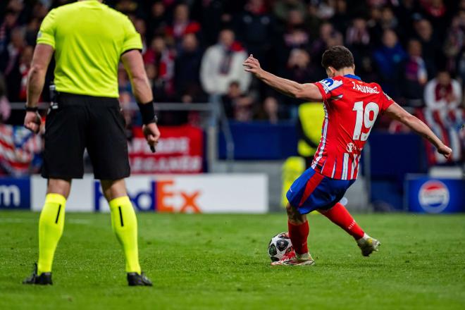 Julián Álvarez en el momento del penalti ante el Real Madrid (Cordon Press)