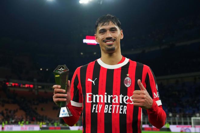 Tijjani Reijnders recoge el trofeo al MVP del AC Milan-Como (Cordon Press)