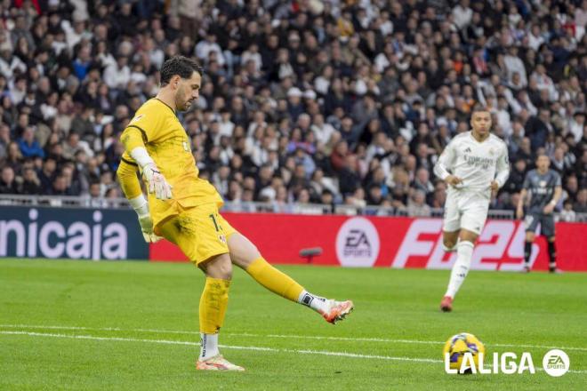 Augusto Batalla juega la pelota ante Kylian Mbappé (Foto: LALIGA).