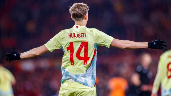 Dean Hiujsen en su debut con la Selección Española (Foto: EFE)