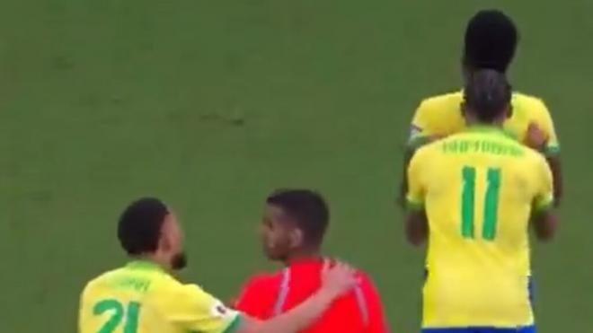 Raphinha empujando a Vinicius para que saliera del campo (Redes sociales)