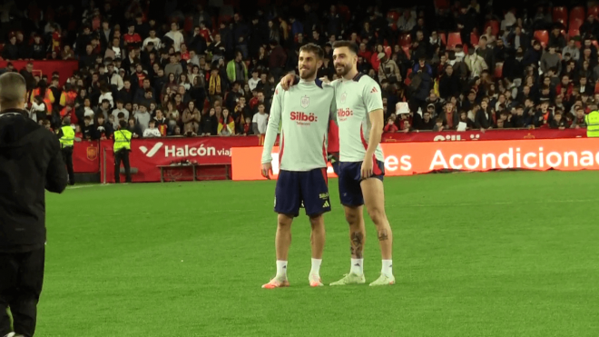 Óscar Mingueza y Mario Gila tras el entrenamiento de la selección española (Fuente: ElDesmarque)