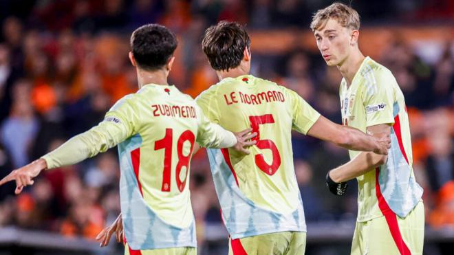 Martín Zubimendi, Le Normand y Dean Huijsen, en el partido de Nations League contra Países Bajos