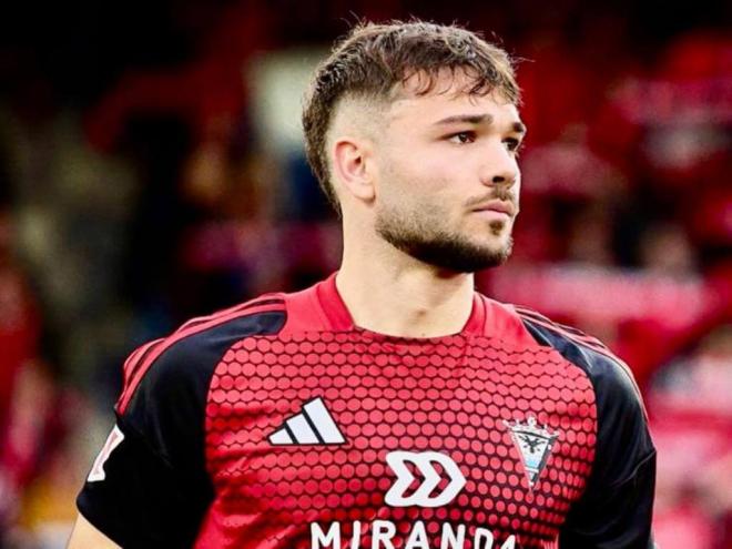 El central Unai Egiluz, cedido por el Athletic Club (Foto: CD Mirandés).