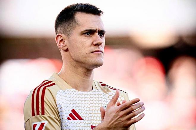 Gesto del delantero Urko Izeta con los jabatos en Anduva (Foto: CD Mirandés).